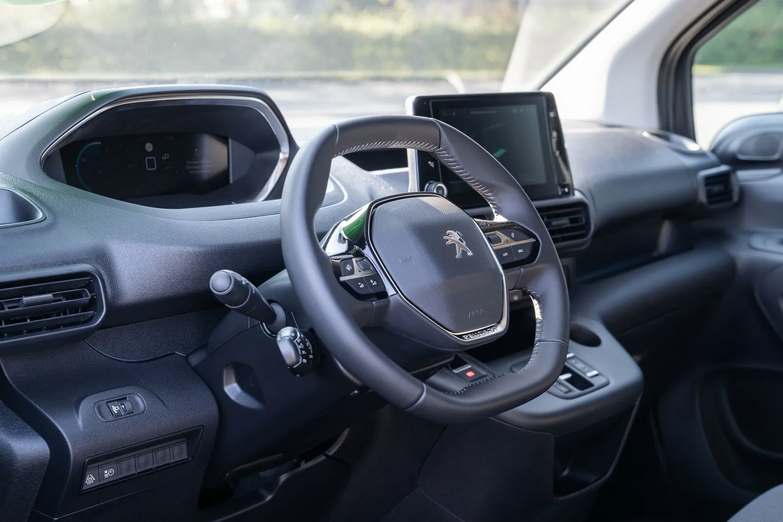 Peugeot geht mit dem typischen i-Cockpit jedoch seine eigenen Wege.